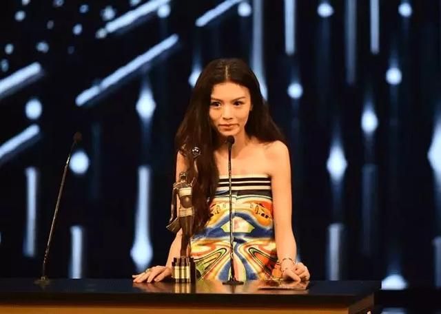 小小年纪也是影后的称号,不得不让大家羡慕,春夏更是模特身材,拍照是