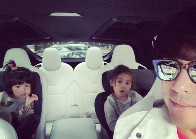 奶爸修杰楷晒带娃日常,咘咘波妞坐车上被告诫