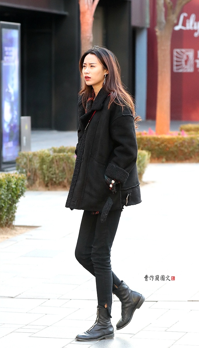 街拍:9个美女都穿一身黑,没有一件衣服是重复的