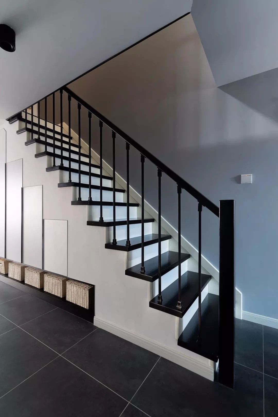 100㎡质感有格调的北欧风复式,楼梯下的空间利用到了极致!