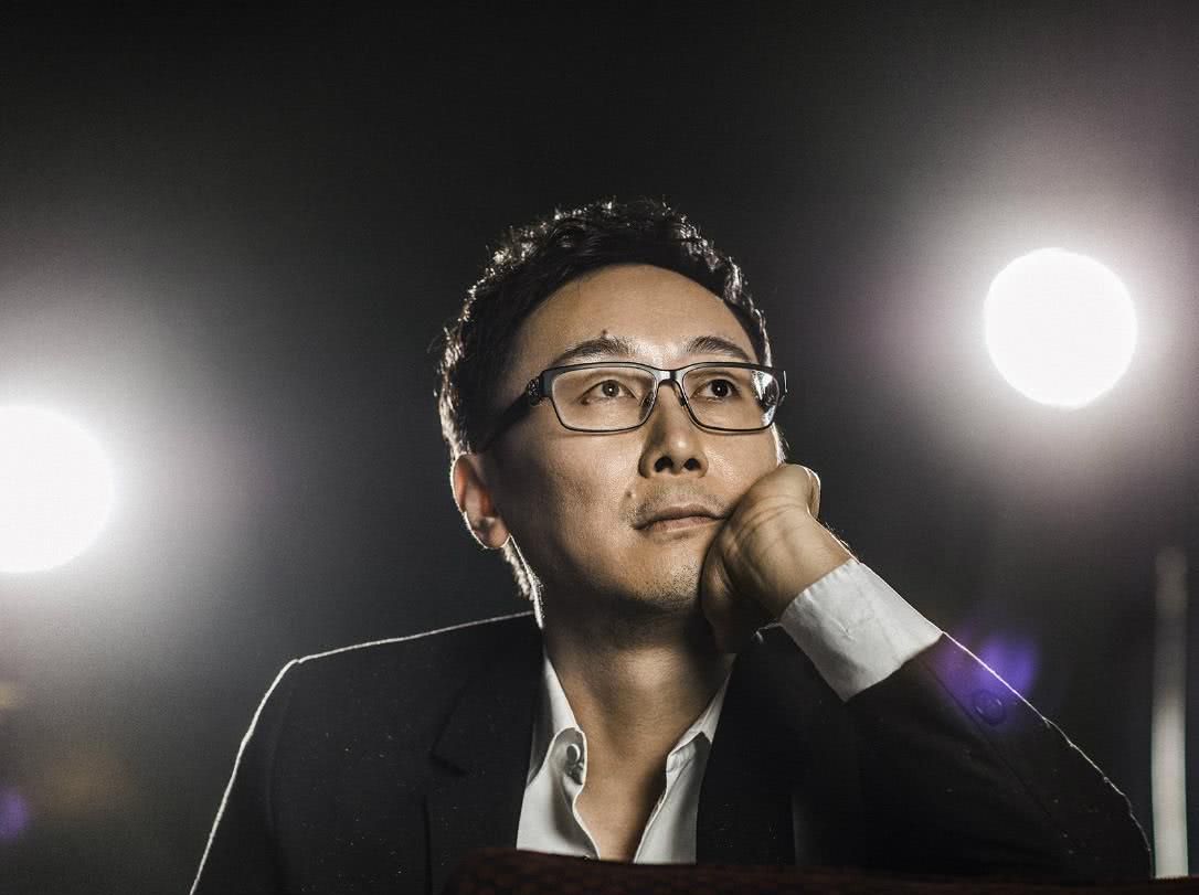 与陆川相爱4年无果,求婚被拒后娶小12岁娇妻,今47岁成人生赢家