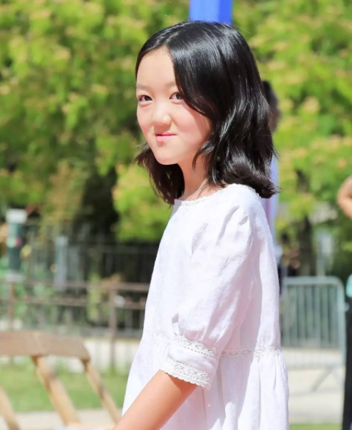 李嫣终于整容成功,近照力压黄磊女儿,网友:天后女儿就是不一般