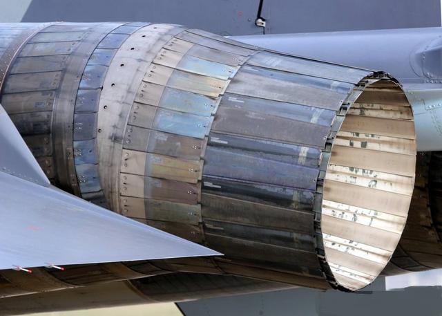 看看苏35战斗机发动机的偏转位置目前这款矢量版的歼10b已经到达了