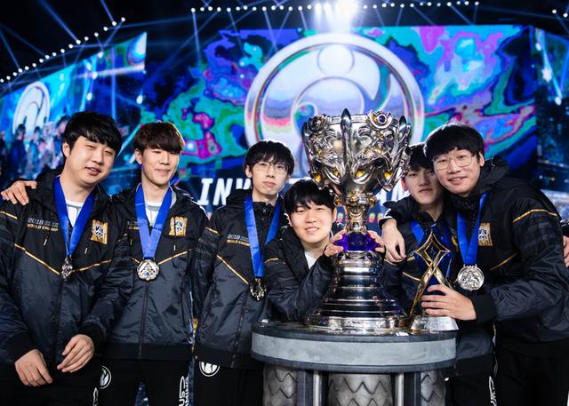 比如在早期的时候,夺得了ipl5冠军的we战队,便参加了当时汪涵所主持的