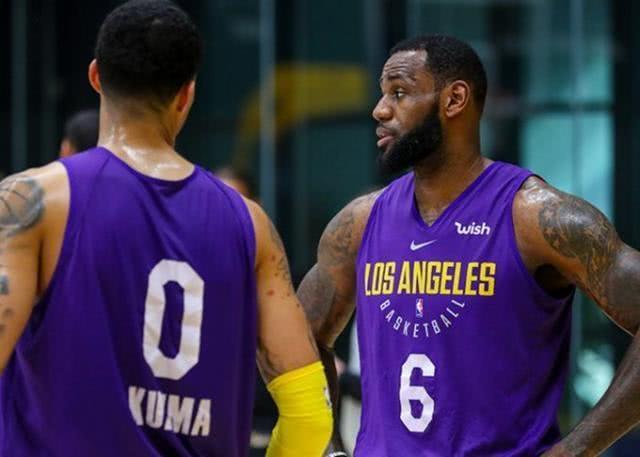 詹姆斯缺阵情况下扛起球队重任展现领袖气质