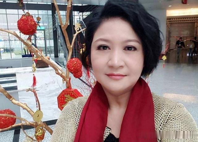 01年的时候崔佩仪与韩裔美国人sam结婚,本来sam在美国有豪宅,但因为