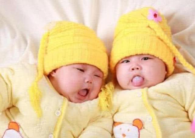 谢娜抱孩子照片曝光,俏皮可爱惹人疼,张杰抱着宝宝笑开花