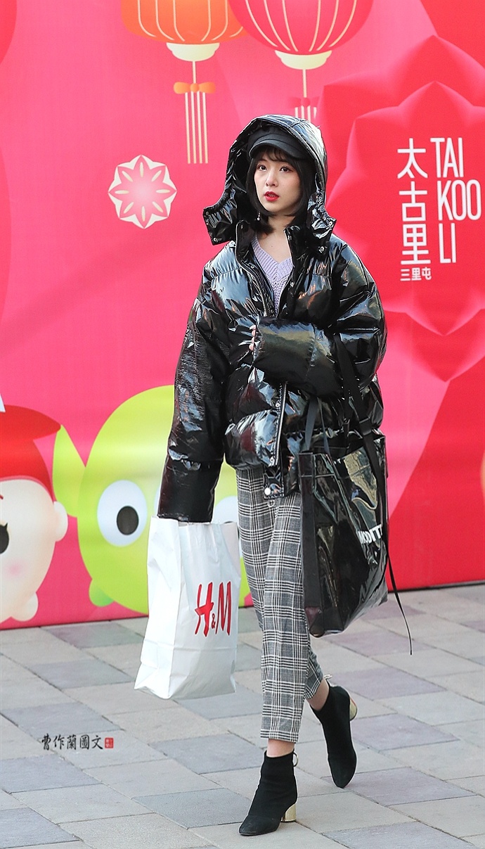 街拍:穿彩色格子阔腿裤的美女,很美很潮