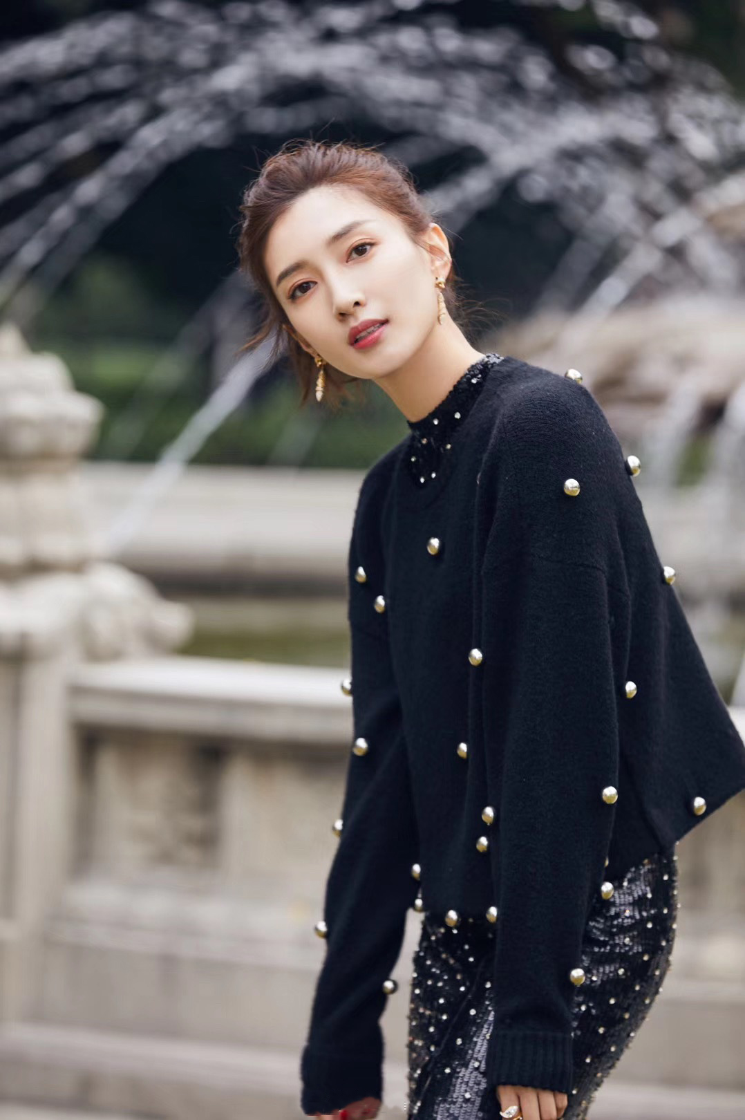 江疏影不愧是气质女神,亮片裙勾勒玲珑身姿,拉链半拉开秀长腿