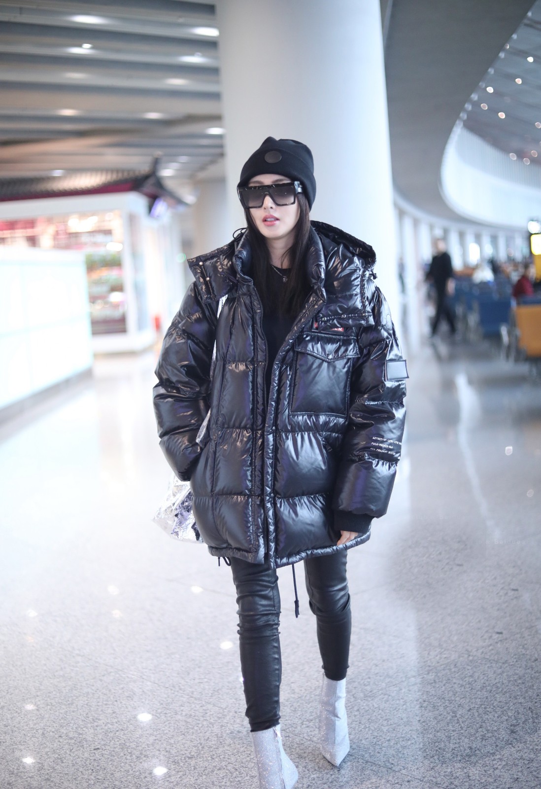 张天爱过冬太认真了,为保暖就连大长腿都直接"放弃",看着真矮