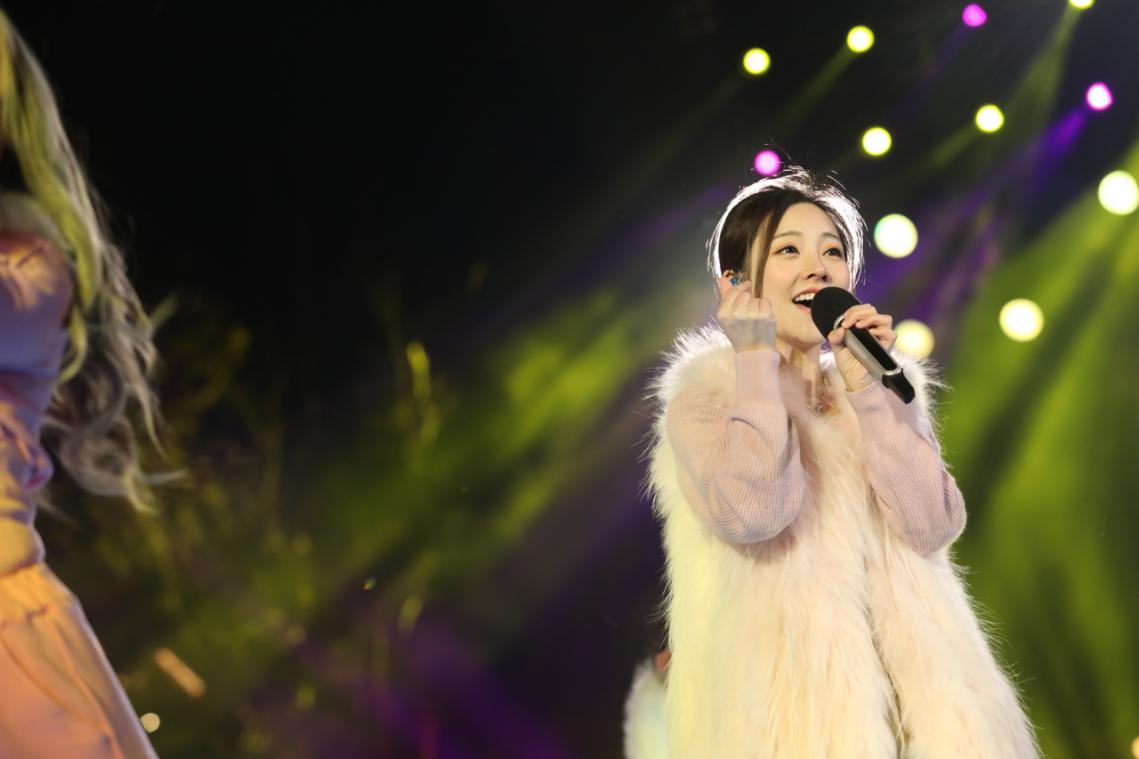 冯提莫首上北京卫视跨年冰雪晚会,一首《佛系少女》带来视听盛宴