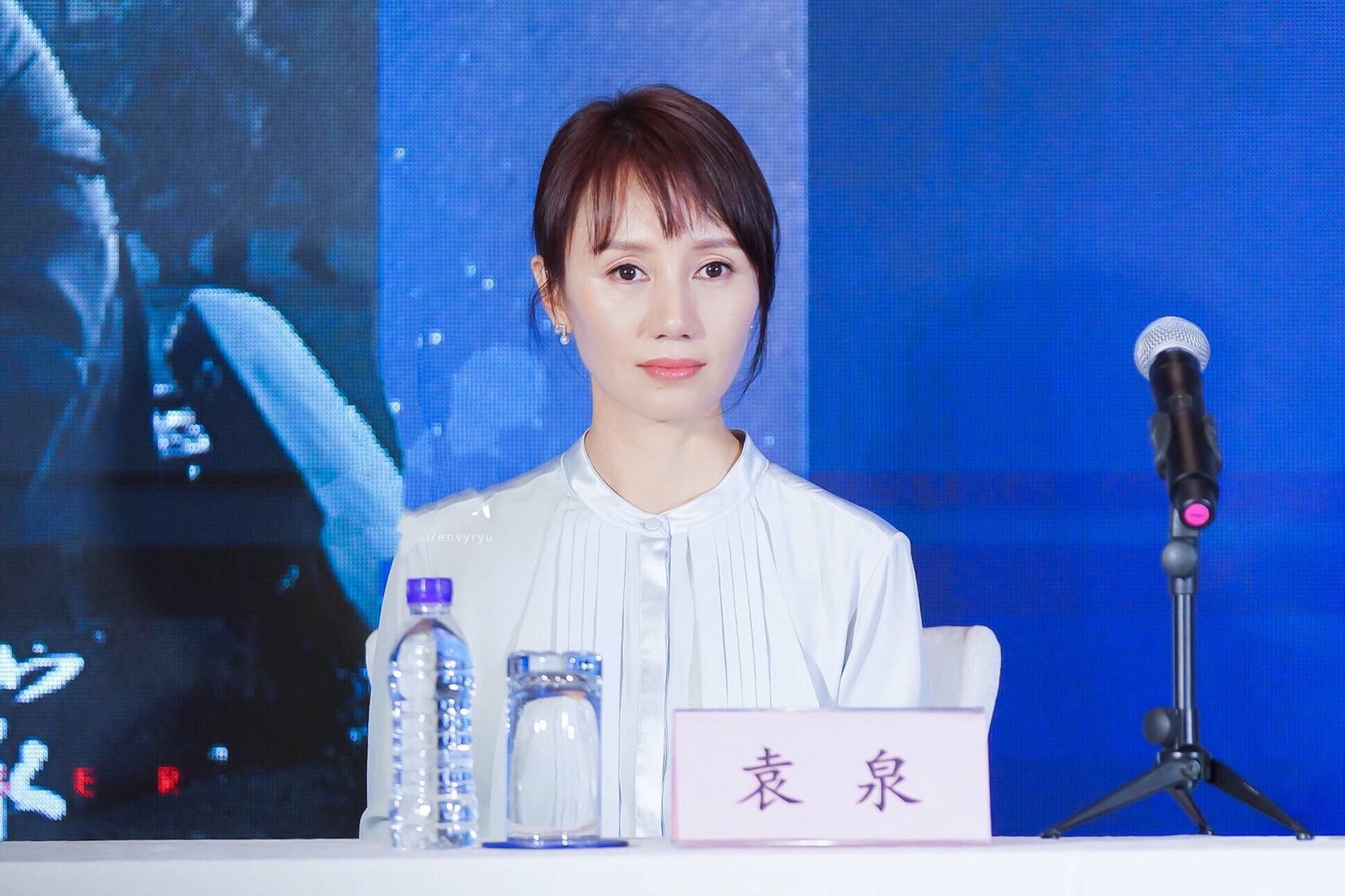 袁泉尝试新发型,将波波短发扎成丸子头,搭配刘海更显气质了