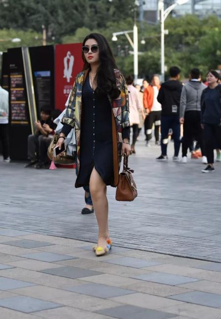 街拍美女:性感俊俏的小妹妹,用国色天香形容不为过|小妹妹|街拍|性感_新浪新闻