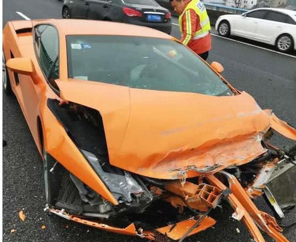 借300万兰博基尼接女友,高速上撞到护栏,网友:准备还债吧!