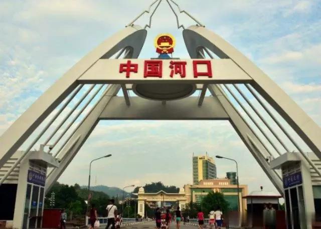 位于云南的小县城,却成了越南人的"天堂",美女在二楼等着你