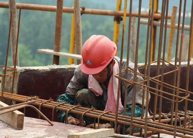 农民工不能在继续打工了,要不只有两个结局,一个心酸一个可恨