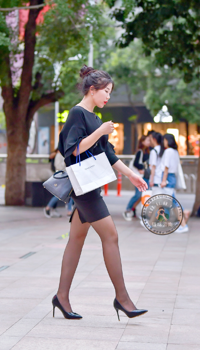 街拍小姐姐一身职业装彰显女性风采