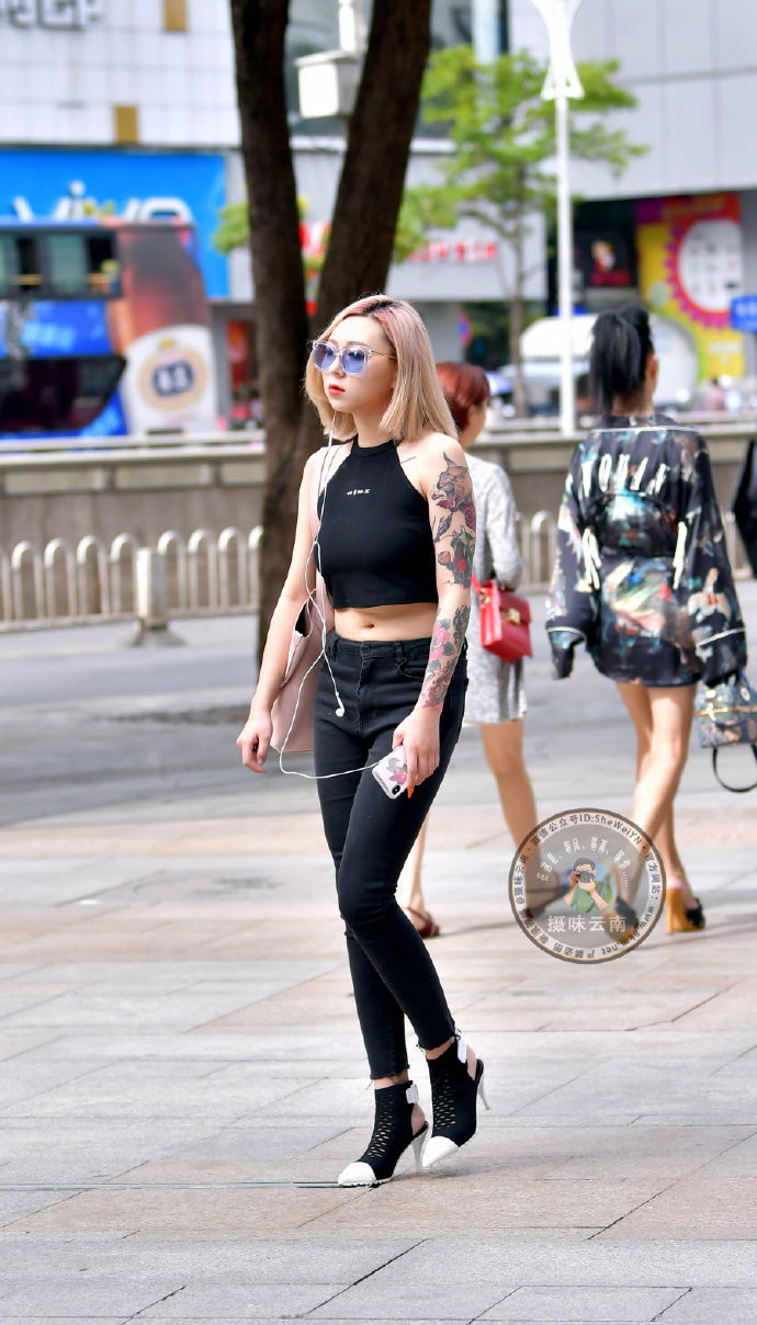 街拍小姐姐花臂纹身很是霸气