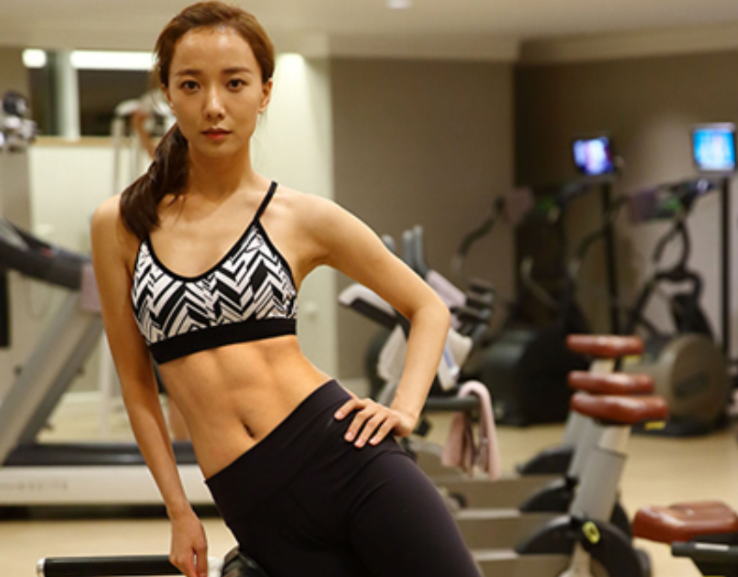 四位喜欢健身的女星,第一位曾负债上亿,最后一位和大17岁恋爱