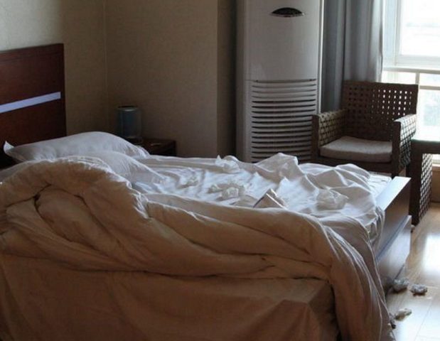 情侣退房,保洁阿姨进门打扫时傻眼了,保洁阿姨:忍不住哭了!