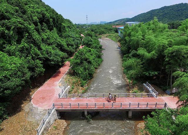 马渚镇渚山古道古道一路有溪流相伴,并且高度起伏不大,适合任一年龄段