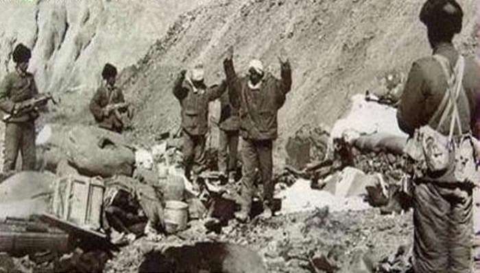 罕见的对印自卫反击战老照片, 非常珍贵, 图5举手投降的印军俘虏