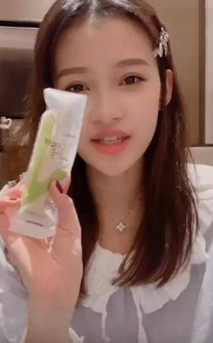 董子健妻子晚上睡衣直播女儿的面霜,价格很亲民,自己的包抢镜了|孙怡