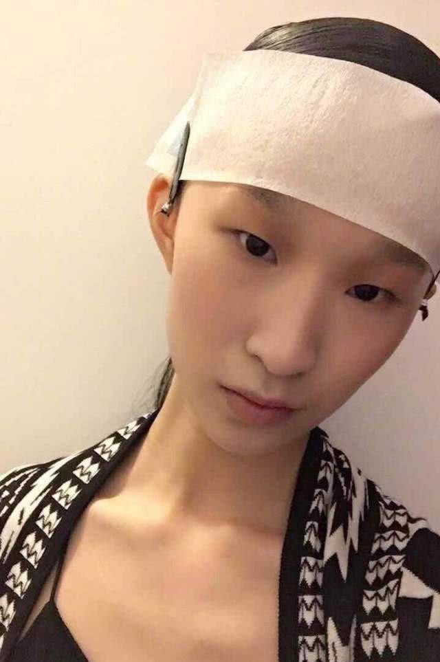 19岁贾晨宇亮相纽约时装周,东方脸极具辨识度,跟林永健似兄妹