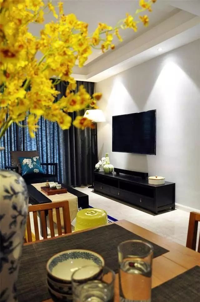 简单的电视背景墙,只装了两个束灯,用灯光来装饰背景.