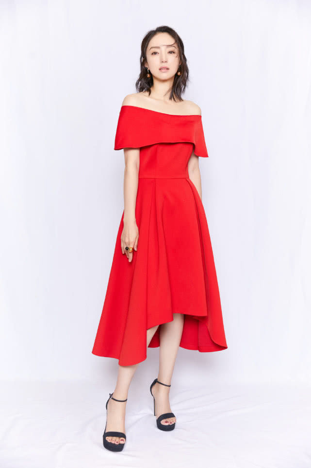 董璇换了个及肩卷发,搭配宝石蓝抹胸裙,美得像20岁小姑娘