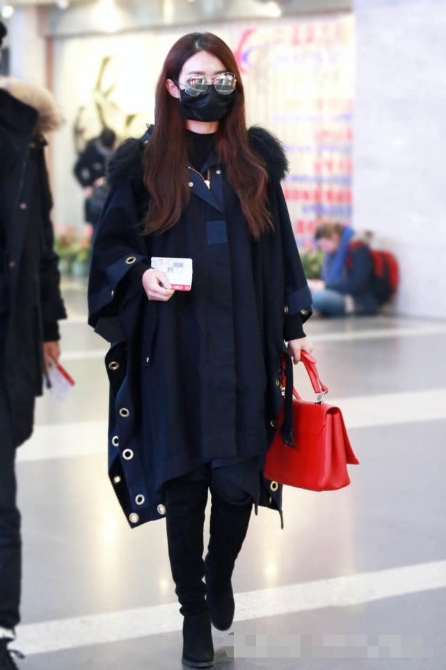 赵丽颖现身机场,怀孕6月左右,身材发胖,与助理