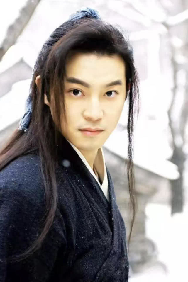 跑堂的白展堂却变了,敌不过十几年的岁月,年轻时的帅气已经慢慢被生活