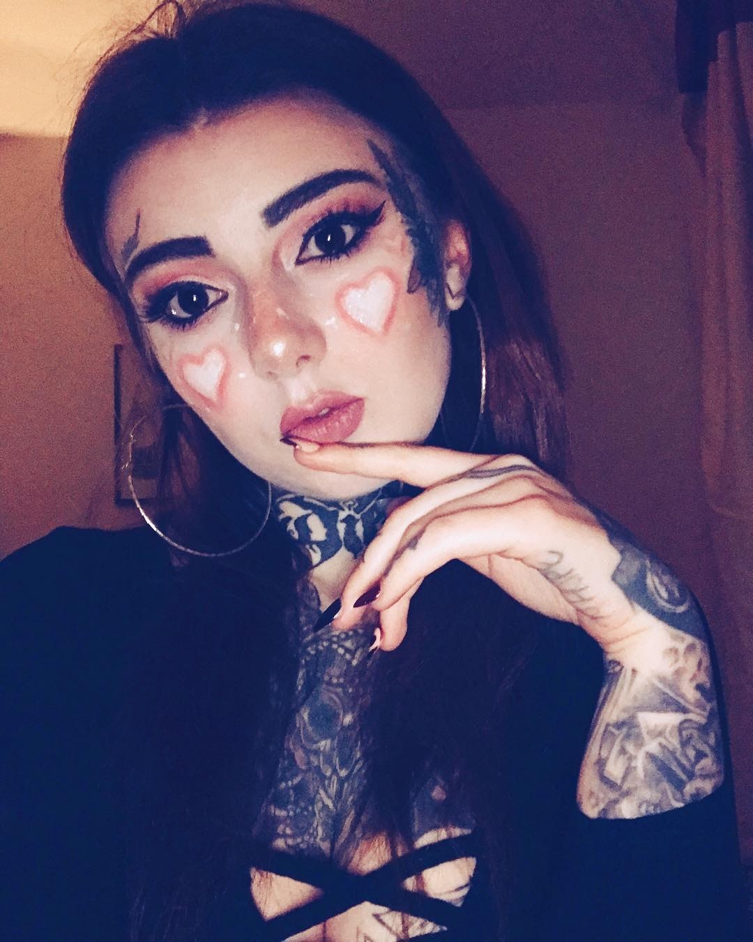 为做专业纹身师,英女脸上刺青:这样我便找不到正常工作!