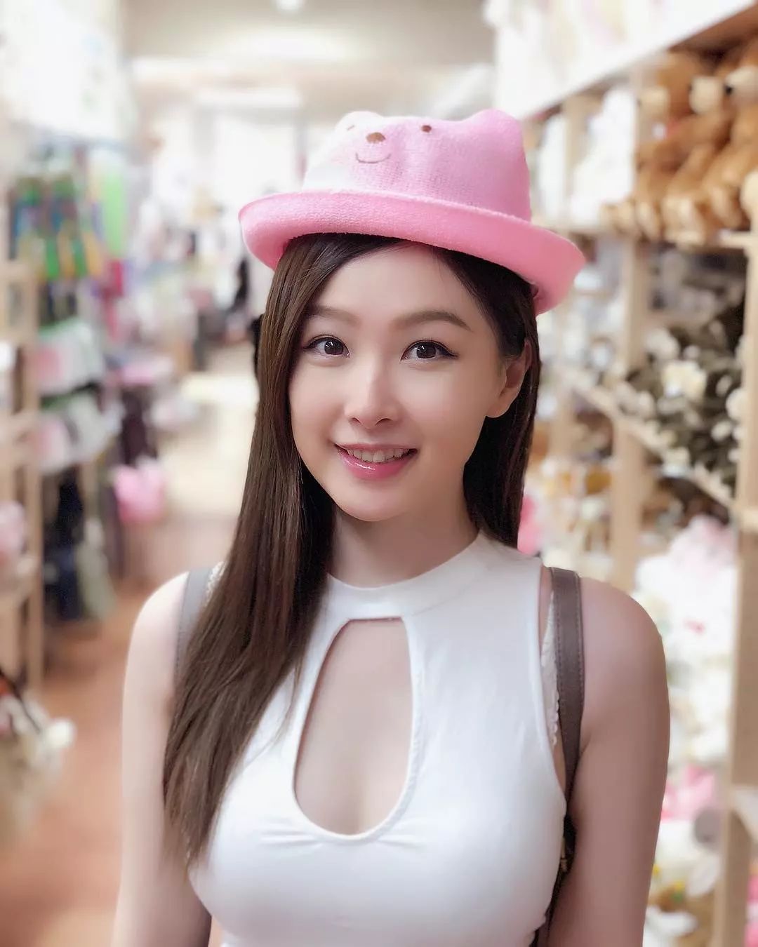 tvb小花因气管敏感咳嗽吃药变昏沉 晒美腿发文:2019太空漫游