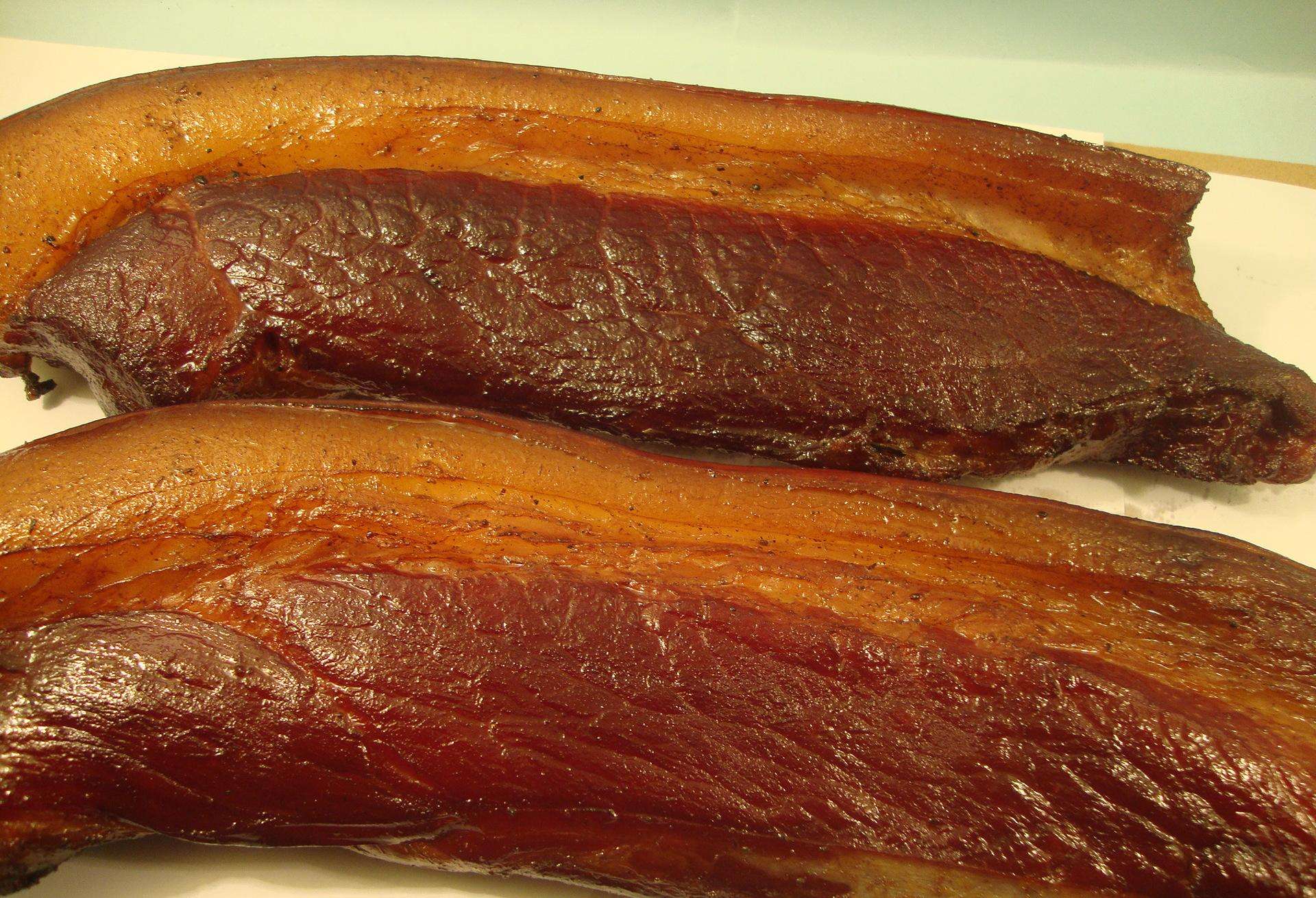 这种小吃是名副其实的硬菜,90元一斤,而且想吃它还得用上钢锯