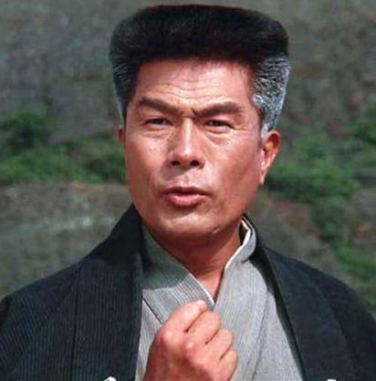 老牌歌手张宇,一个是香港动作片里经常会出现的日本动作演员仓田保昭