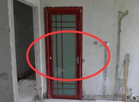 家里卫生间门千万不要向外开,听完老师傅这样说,后悔当初装错了