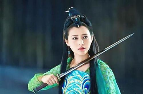 女星古装"拔剑自刎", 杨幂霸气, 刘诗诗可爱, 她却被求快点动手