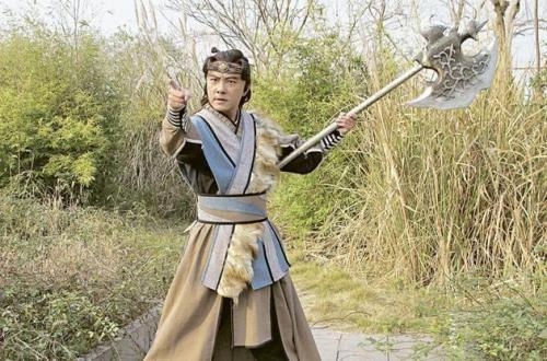 由于他力气大,八卦宣花斧又是重兵器,而且程咬金每次跟对手打,一出来