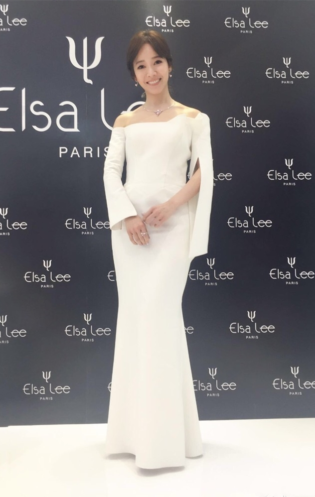 侯佩岑穿粉裙想走少女路线却不料这么土!40的她还是穿白色更优雅