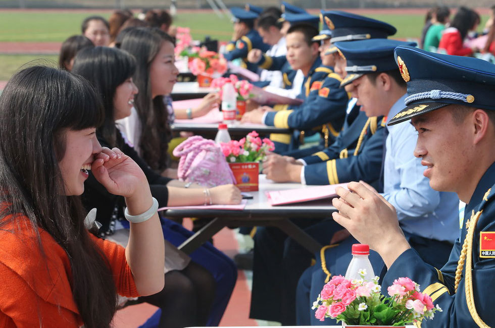 与此同时,为了解决大龄官兵"老大难"的问题,部队也经常会举行相亲会.