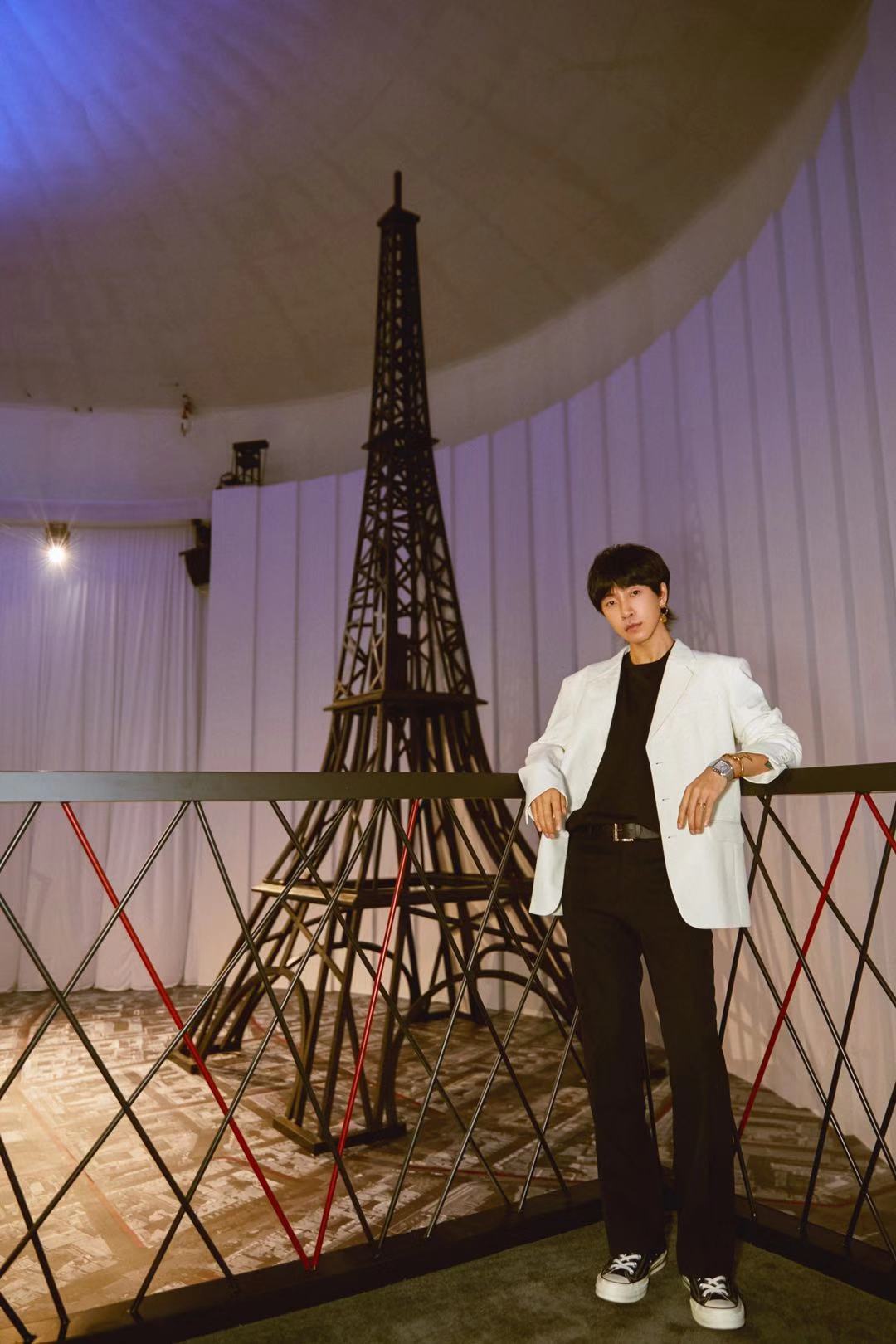 韩火火温润儒雅现身上海 光影中诠释别样魅力