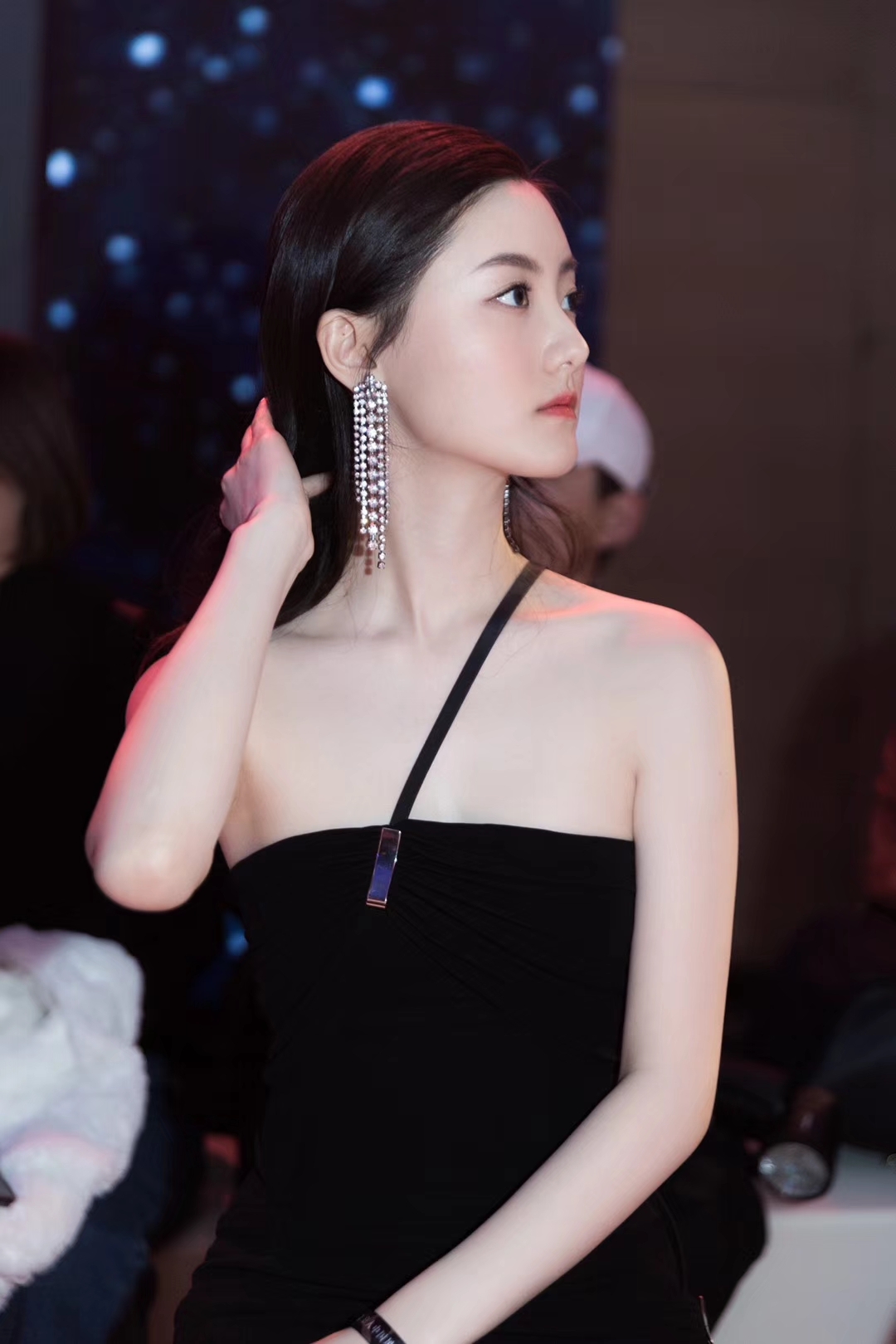 张乔耳开叉长裙亮相红毯气场全开美腿撩人