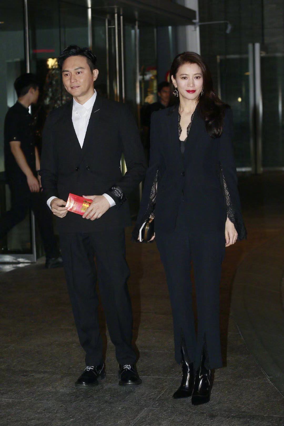 袁咏仪出席阿娇婚礼,波浪大卷发搭配西装,美得精致又高级!