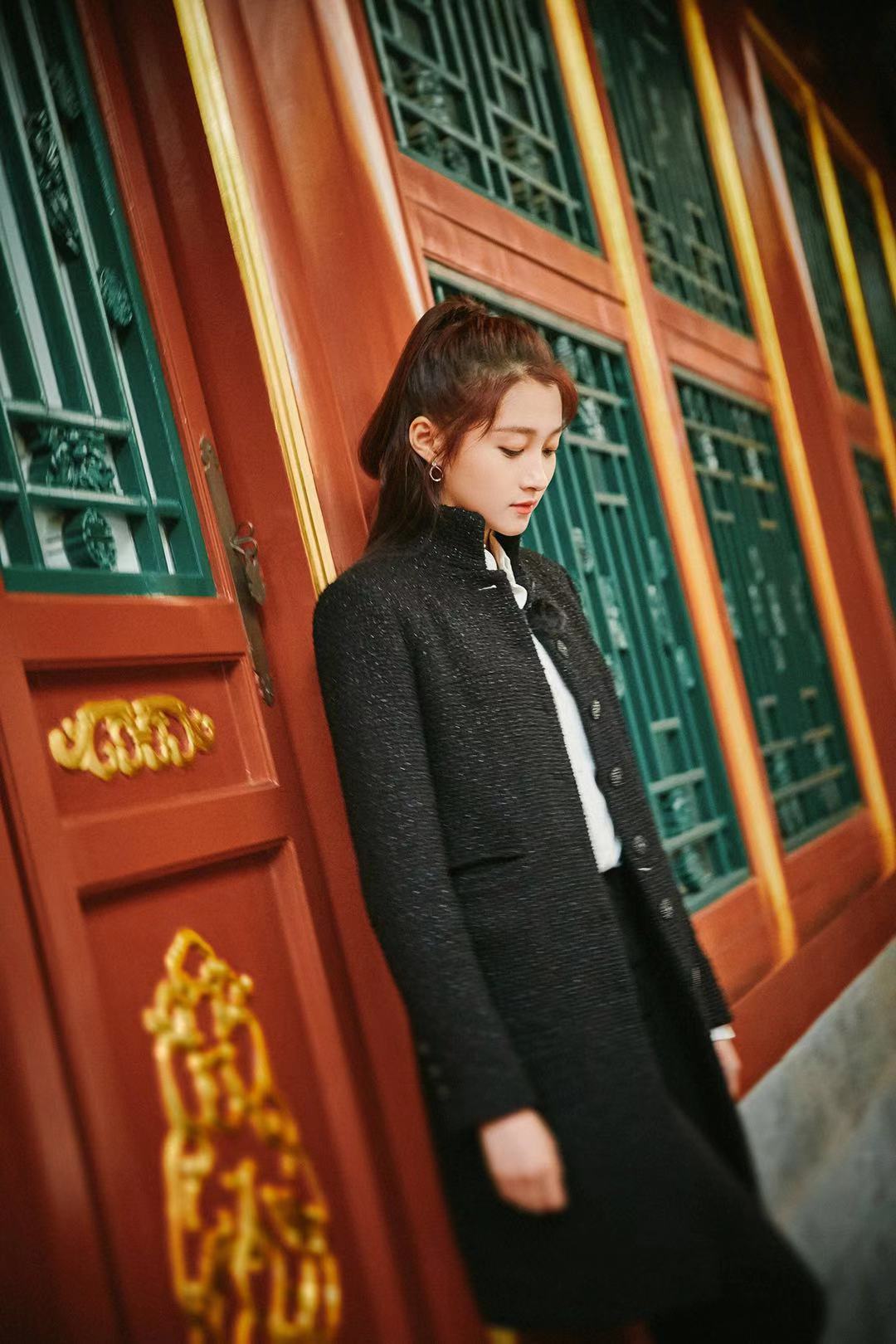 关晓彤新造型真精致,穿黑大衣显高又显瘦,扎半马尾不丢少女感!