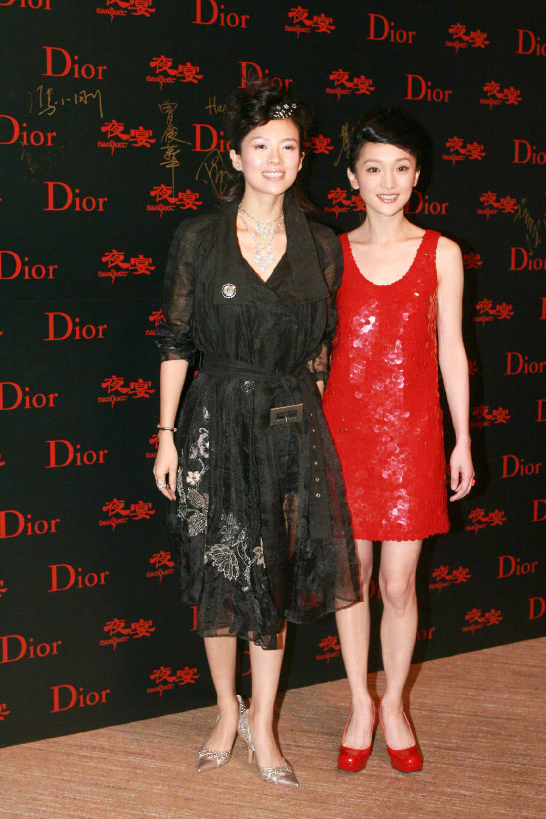 周迅章子怡罕见同框12年前旧照灵气十足相拥而站超亲密