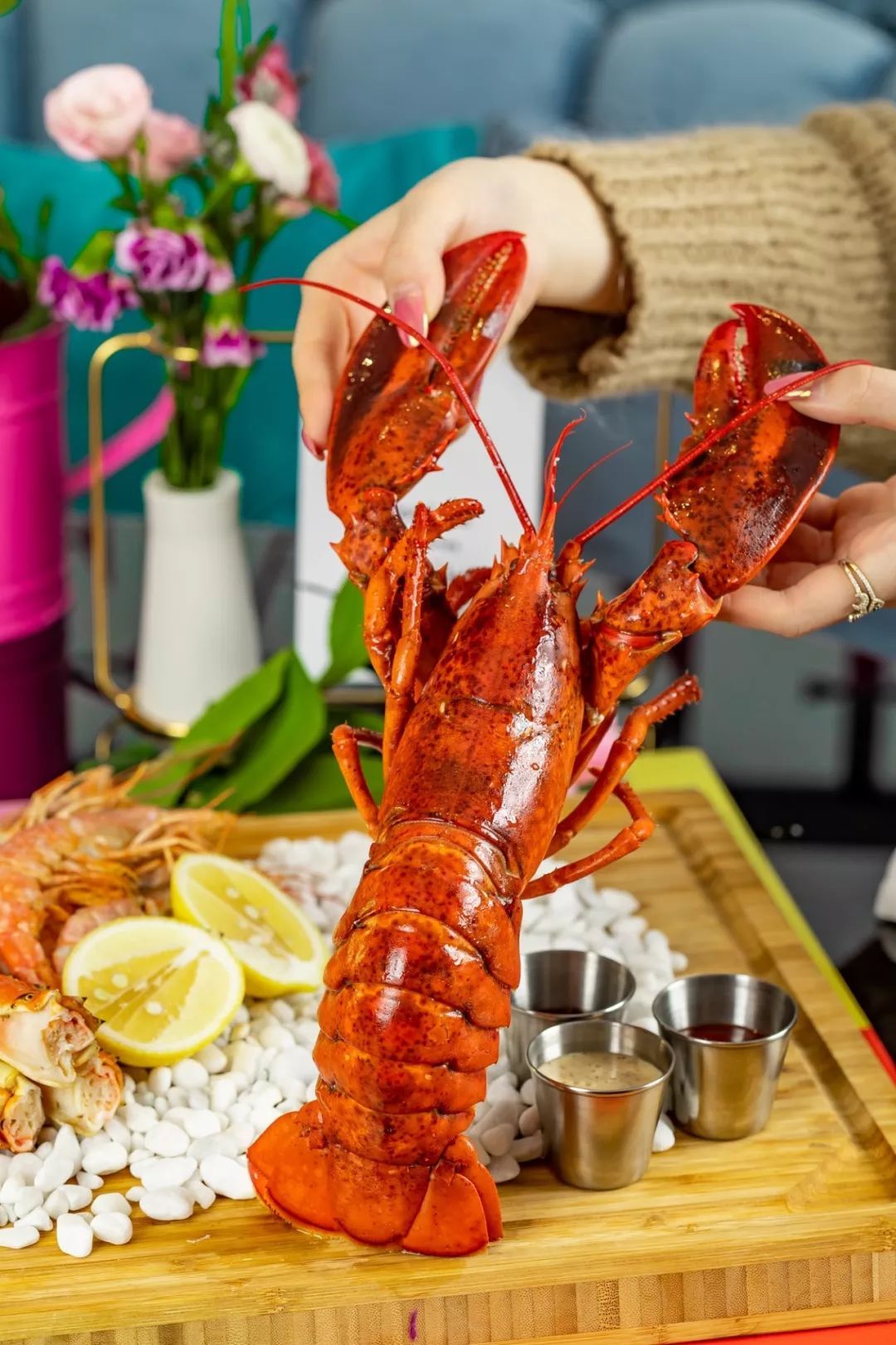 还有现煮加拿大波士顿龙虾,在个头上就超级吸引人,哪个吃货能不冒星星