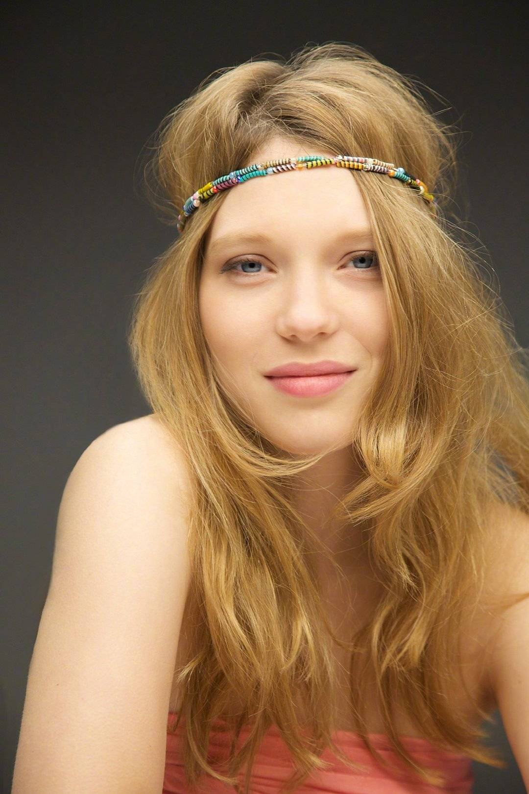 法国牙缝妹拥有直击心灵的美还是最经典的邦女郎一眼难忘