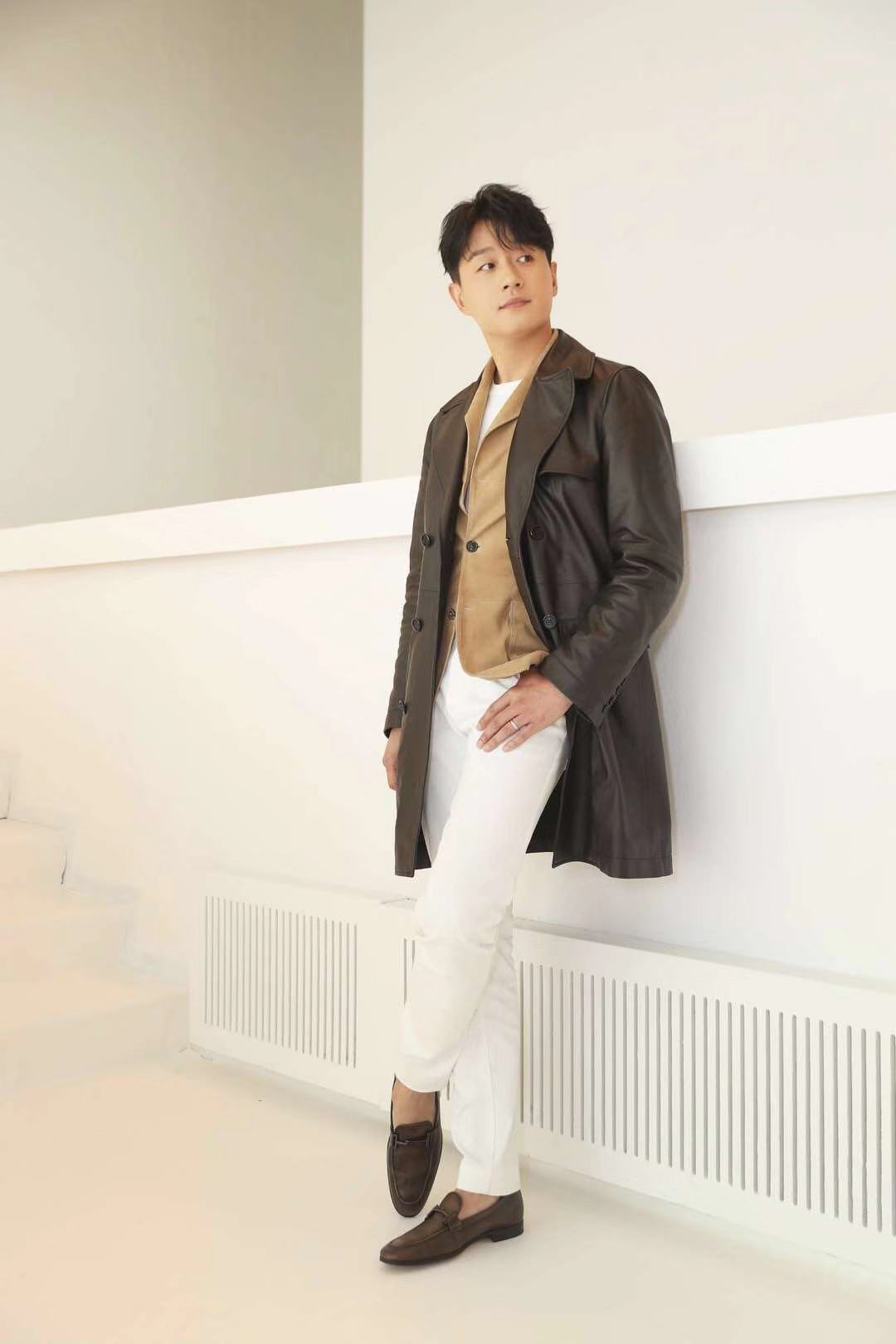 佟大为米兰时装周头排看秀 风衣叠穿儒雅时髦