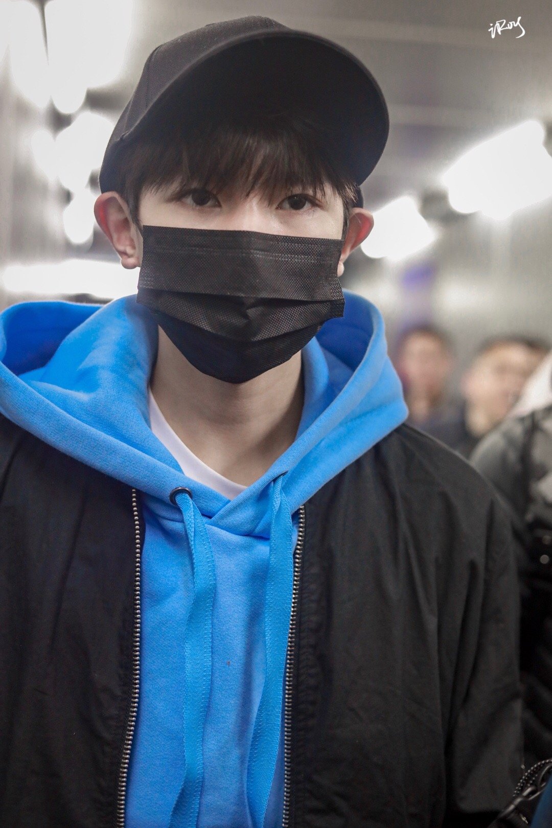 《我是唱作人》王源表演结束,导师的评语像在